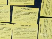 郑州街头一渣土车违规乱停 被“霸气贴条”18张