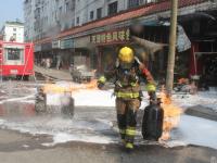 浙江消防哥冲入火中 徒手抱出6个喷火煤气罐