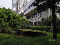 郑州塌方点附近学校再现大坑 宿舍楼成危楼