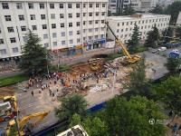 郑州塌方点附近学校再现大坑 宿舍楼成危楼