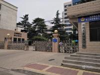 郑州塌方点附近学校再现大坑 宿舍楼成危楼