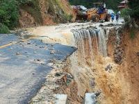 广西遭遇特大暴雨 河水暴涨致山体滑坡