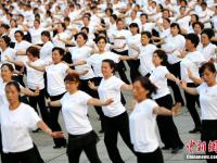 陕西咸阳现千人齐跳广场舞 场面壮观
