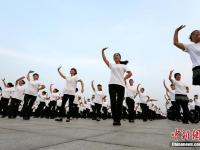 陕西咸阳现千人齐跳广场舞 场面壮观