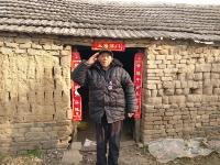 河南抗战老兵栖居土坯房 志愿者帮其住进养老院