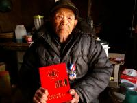 河南抗战老兵栖居土坯房 志愿者帮其住进养老院