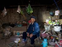 河南抗战老兵栖居土坯房 志愿者帮其住进养老院