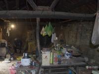 河南抗战老兵栖居土坯房 志愿者帮其住进养老院