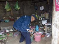河南抗战老兵栖居土坯房 志愿者帮其住进养老院