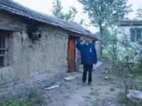 河南抗战老兵栖居土坯房 志愿者帮其住进养老院