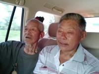 河南抗战老兵栖居土坯房 志愿者帮其住进养老院