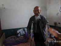 河南抗战老兵栖居土坯房 志愿者帮其住进养老院