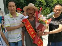 河南抗战老兵栖居土坯房 志愿者帮其住进养老院