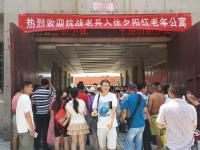 河南抗战老兵栖居土坯房 志愿者帮其住进养老院
