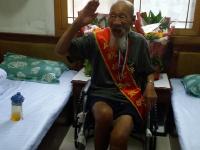 河南抗战老兵栖居土坯房 志愿者帮其住进养老院