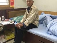 河南抗战老兵栖居土坯房 志愿者帮其住进养老院