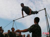 甘肃森警高温下训练 动作如体操运动员