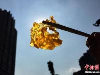 重庆高温天气 街头地面可以“烤肉”
