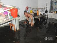 南宁村庄被雨水浸泡 村民在水中吃住 