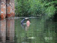 南宁村庄被雨水浸泡 村民在水中吃住 