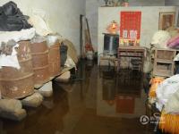 南宁村庄被雨水浸泡 村民在水中吃住 