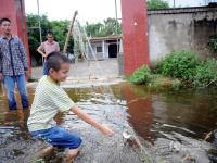 南宁村庄被雨水浸泡 村民在水中吃住 