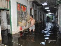 南宁村庄被雨水浸泡 村民在水中吃住 