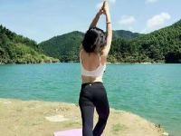 美醉了的向阳湖：碧水蓝天+瑜伽美女
