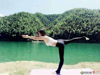 美醉了的向阳湖：碧水蓝天+瑜伽美女