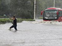 洛阳遭遇短时强降水 部分路段积水断行