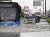 洛阳遭遇短时强降水 部分路段积水断行