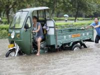 洛阳遭遇短时强降水 部分路段积水断行