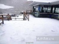 成都酷暑 相距270公里的达古冰山迎2016年初雪