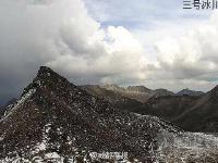 成都酷暑 相距270公里的达古冰山迎2016年初雪