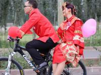 80后新疆小伙办单车婚礼 30辆自行车骑行接新娘