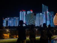 杭州迎G20 钱江新城亮起炫目灯光秀