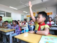 山东青岛：11岁“无腿少年”迎新学期