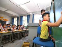 山东青岛：11岁“无腿少年”迎新学期