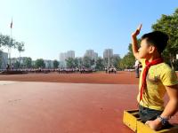 山东青岛：11岁“无腿少年”迎新学期