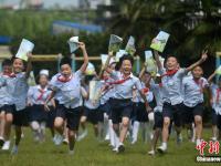  扬州小学生操场摆“开学了”图案迎新学期