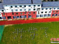  扬州小学生操场摆“开学了”图案迎新学期