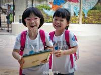 实拍萌娃开学表情 有人一脸无辜