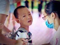 实拍萌娃开学表情 有人一脸无辜
