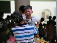 实拍萌娃开学表情 有人一脸无辜