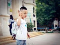 实拍萌娃开学表情 有人一脸无辜