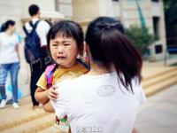 实拍萌娃开学表情 有人一脸无辜