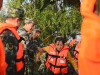 3名朝鲜人员被洪水围困 吉林边防受命跨境救援