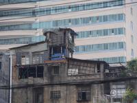广西南宁现大量空中“鸟笼”房 都是铁皮加盖