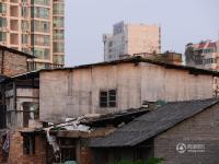 广西南宁现大量空中“鸟笼”房 都是铁皮加盖