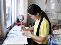 郑州24岁女孩病房窗台上“写字救母”